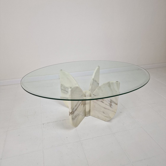 Image 1 of Table basse italienne "Flower" en marbre avec plateau ovale à facettes, 1970S