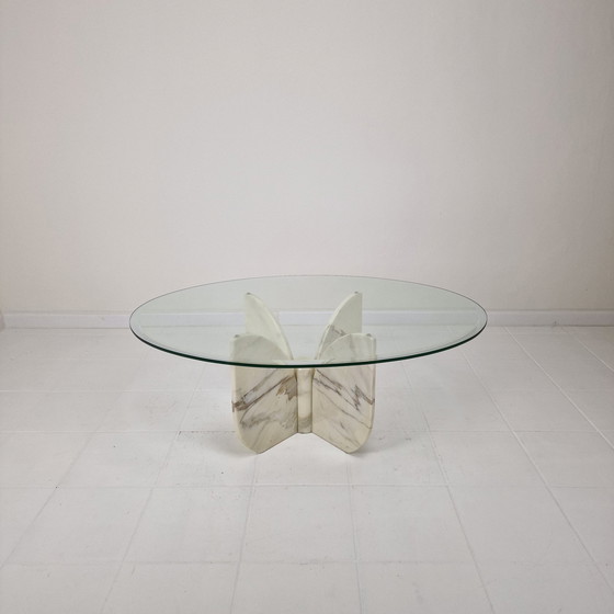 Image 1 of Table basse italienne "Flower" en marbre avec plateau ovale à facettes, 1970S