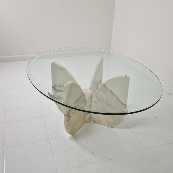 Image 1 of Table basse italienne "Flower" en marbre avec plateau ovale à facettes, 1970S