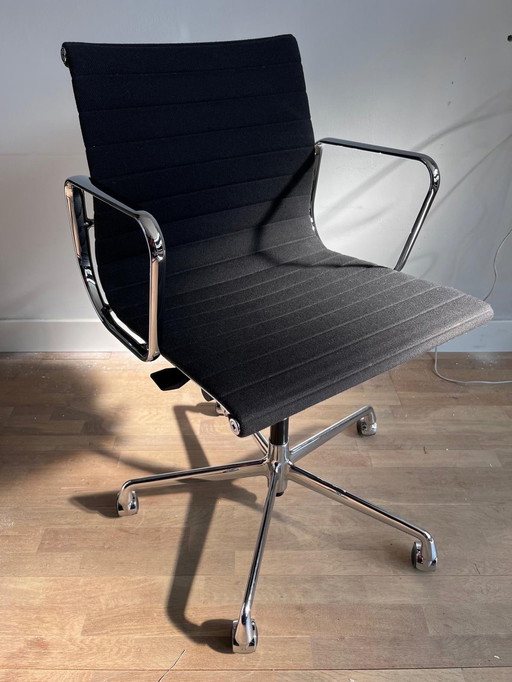 Vitra Ea 117 Chaise de bureau de Charles & Ray Eames