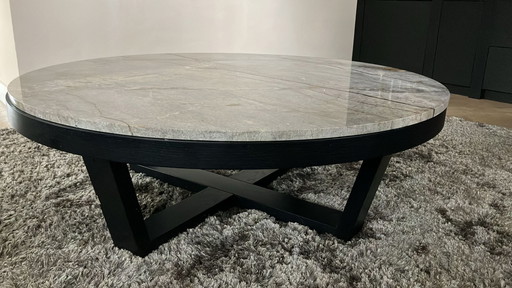 Table basse design avec plateau en marbre