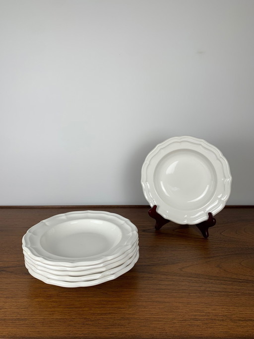 Set de 6 assiettes creuses Gien, modèle Coquille, 1970/80, blanc cassé