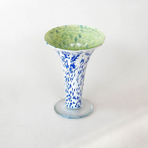 Vase Chalice modèle avec points bleus 1989