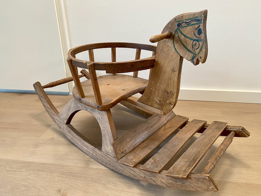 Cheval à bascule en bois