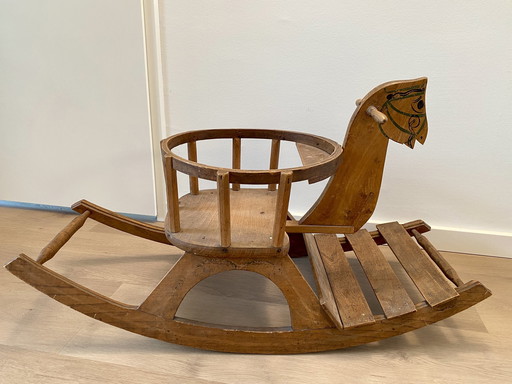 Cheval à bascule en bois