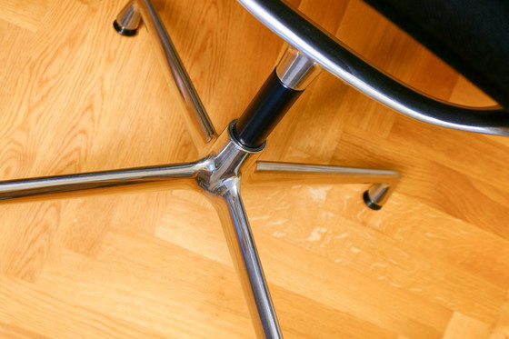 Image 1 of Vitra Ea 101 Aluminium Chair | Housse en hopsack, couleur Nero | Pied 4 étoiles chromé