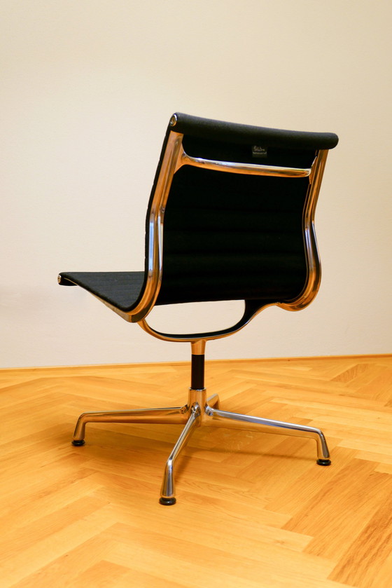 Image 1 of Vitra Ea 101 Aluminium Chair | Housse en hopsack, couleur Nero | Pied 4 étoiles chromé