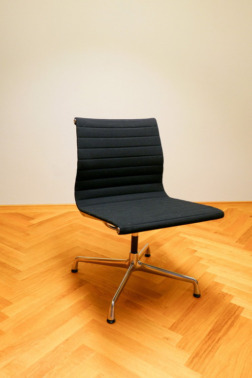 Vitra Ea 101 Aluminium Chair | Housse en hopsack, couleur Nero | Pied 4 étoiles chromé