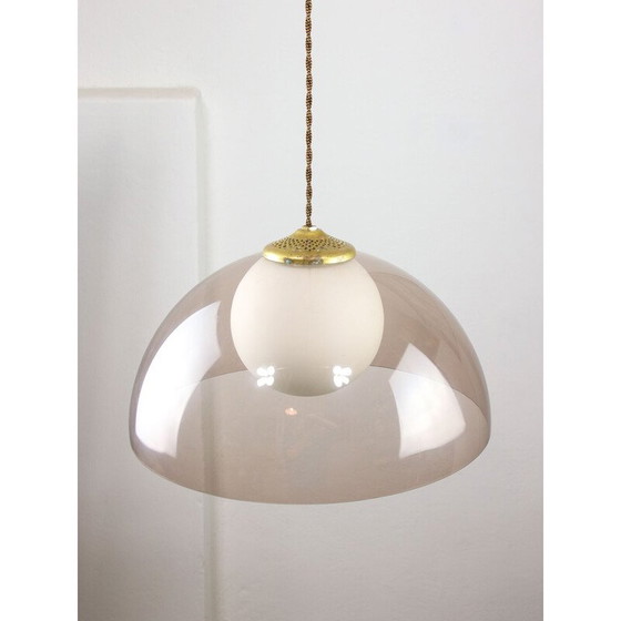 Image 1 of Lampe suspendue vintage en laiton et verre opalin, Italie
