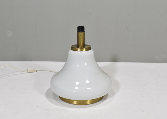 Image 1 of Grande lampe de table italienne en verre opalin et laiton - 1970's