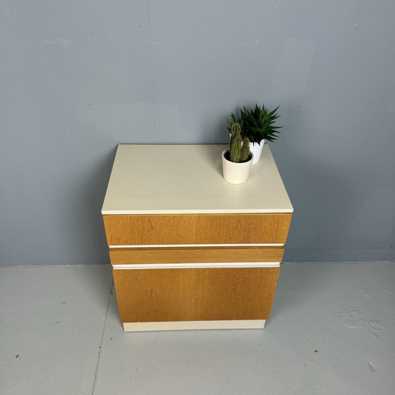 Image 1 of Commode vintage en bois avec abattant