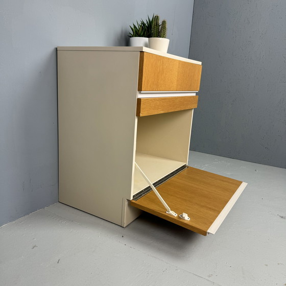 Image 1 of Commode vintage en bois avec abattant