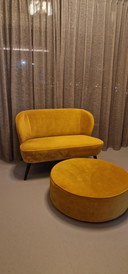 Canapé en velours jaune (Sara) et hocker de Woood