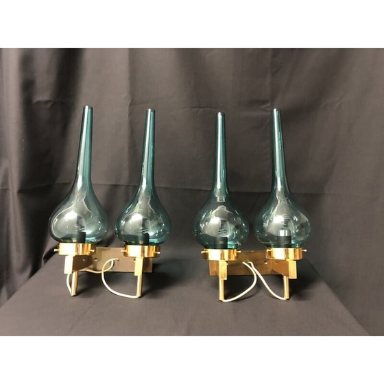 Image 1 of Paire d'appliques italiennes vintage en laiton avec déflecteurs en verre bleu, 1960