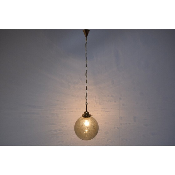 Image 1 of Lampe suspendue vintage en verre et laiton, Tchécoslovaquie, années 1960