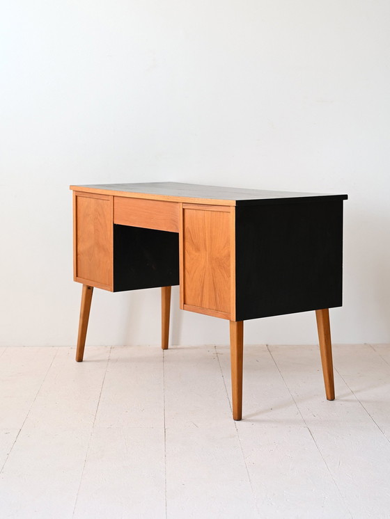 Image 1 of Bureau vintage avec détails noirs