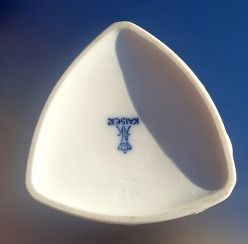 Vase triangulaire en biscuit blanc avec décor de cœur de Kaiser, 1970S