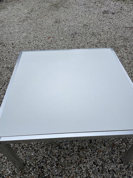 Image 1 of Artifort Table à manger Kho Liang Ie Plateau blanc et pieds en aluminium