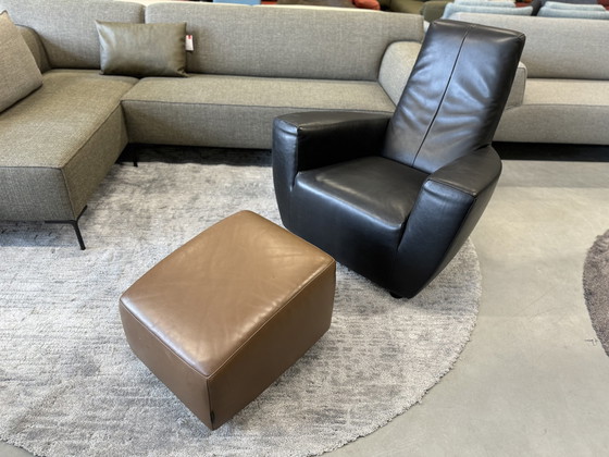 Image 1 of Label Longa Fauteuil en cuir noir avec pouf en cuir marron