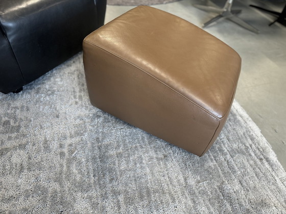 Image 1 of Label Longa Fauteuil en cuir noir avec pouf en cuir marron