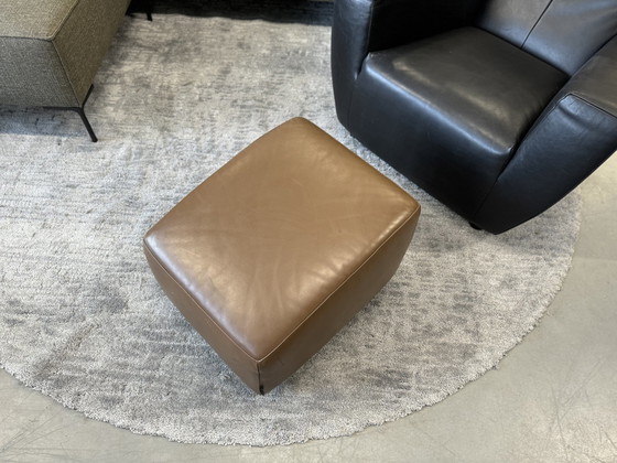 Image 1 of Label Longa Fauteuil en cuir noir avec pouf en cuir marron