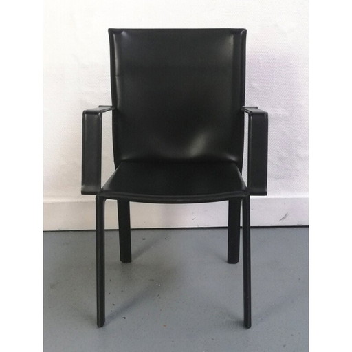 Chaise vintage en cuir noir avec accoudoirs par Enrico Pellizzoni