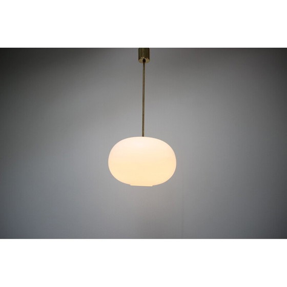 Image 1 of Lampe suspendue vintage en laiton et verre de lait par Kamenicky Senov, Tchécoslovaquie 1970