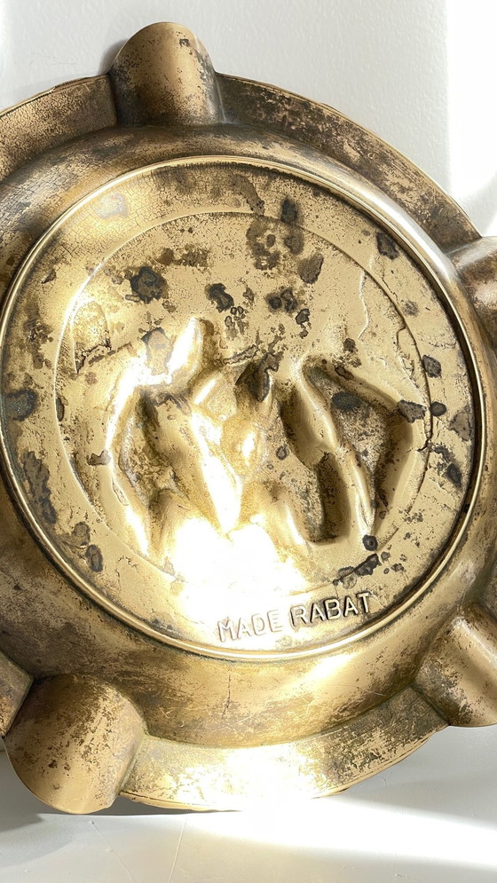 Image 1 of Cendrier de scène vintage en laiton massif