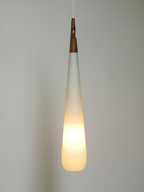 Image 1 of Rare lampe à suspension Uno & Östen Kristiansson en verre opale et teck fabriquée par Luxus Vittsjö, Suède 1957