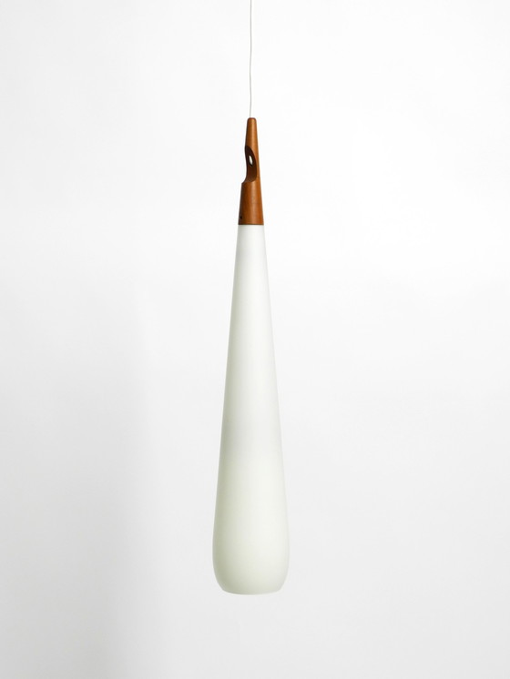 Image 1 of Rare lampe à suspension Uno & Östen Kristiansson en verre opale et teck fabriquée par Luxus Vittsjö, Suède 1957