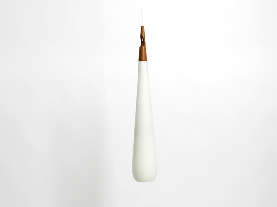 Image 1 of Rare lampe à suspension Uno & Östen Kristiansson en verre opale et teck fabriquée par Luxus Vittsjö, Suède 1957