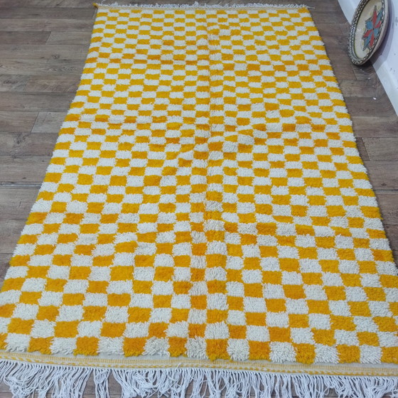 Image 1 of Tapis berbère marocain à carreaux blancs et orange