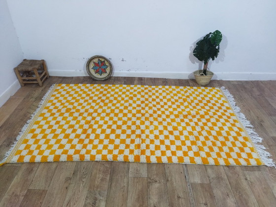 Image 1 of Tapis berbère marocain à carreaux blancs et orange