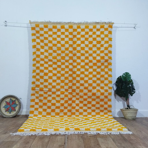 Tapis berbère marocain à carreaux blancs et orange