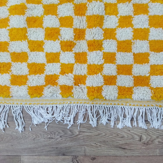 Image 1 of Tapis berbère marocain à carreaux blancs et orange