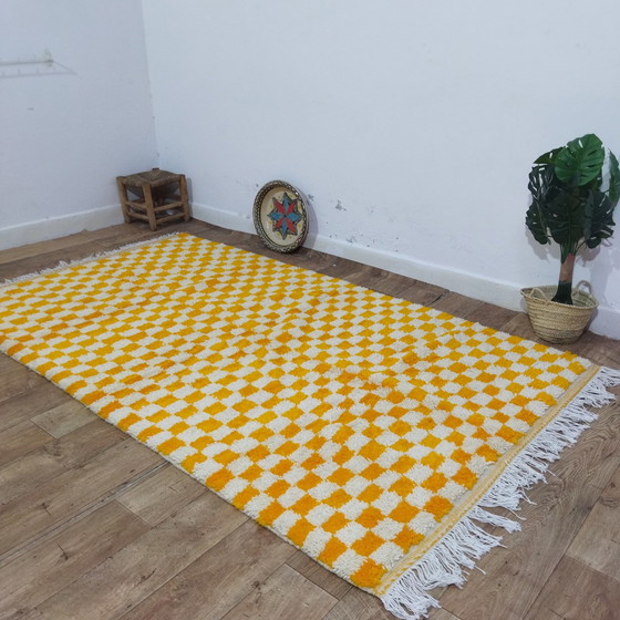 Image 1 of Tapis berbère marocain à carreaux blancs et orange