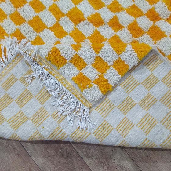 Image 1 of Tapis berbère marocain à carreaux blancs et orange