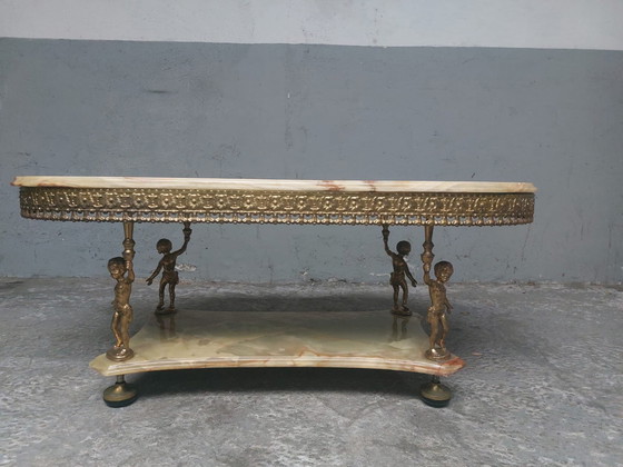 Image 1 of Table basse ovale en onyx