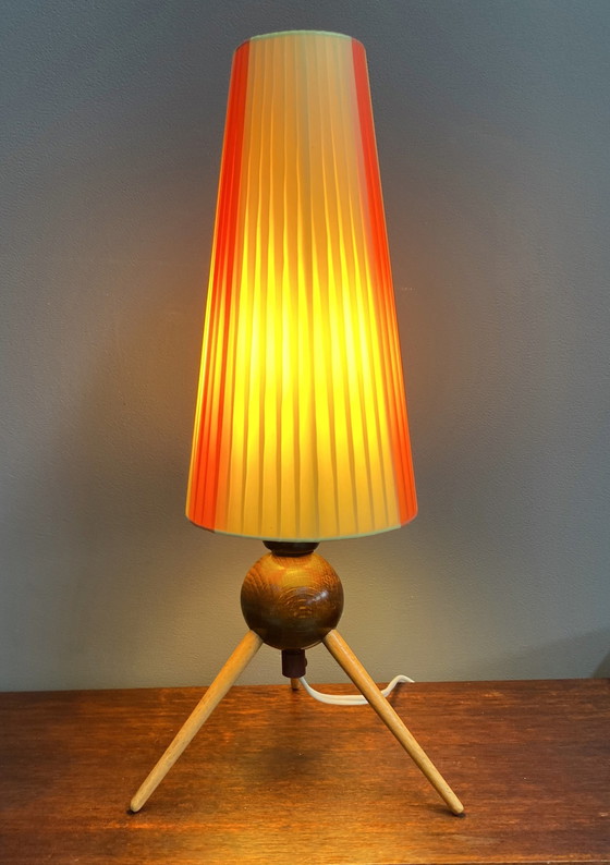 Image 1 of Lampe de table en ruban jaune et rouge, base tripode en bois 1950S