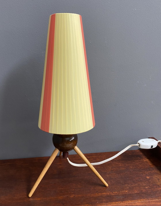 Image 1 of Lampe de table en ruban jaune et rouge, base tripode en bois 1950S