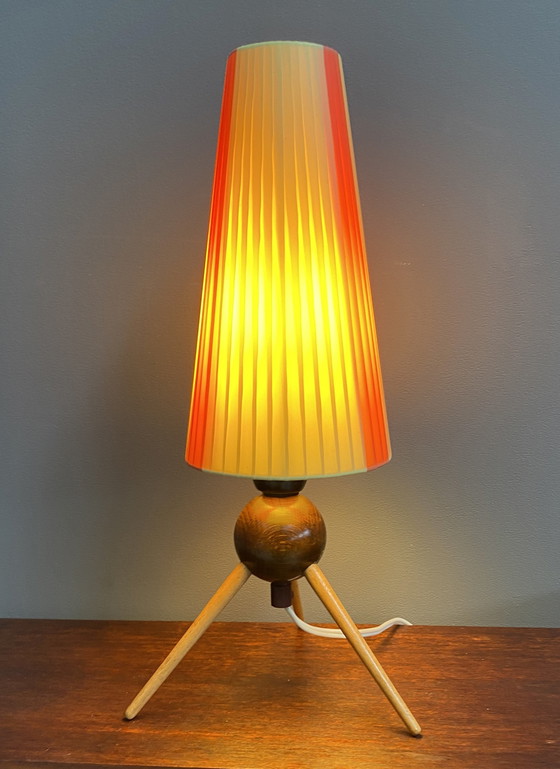 Image 1 of Lampe de table en ruban jaune et rouge, base tripode en bois 1950S