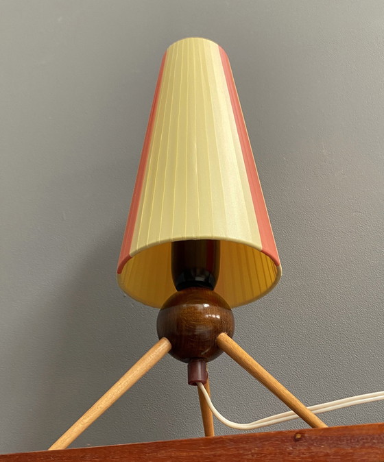 Image 1 of Lampe de table en ruban jaune et rouge, base tripode en bois 1950S