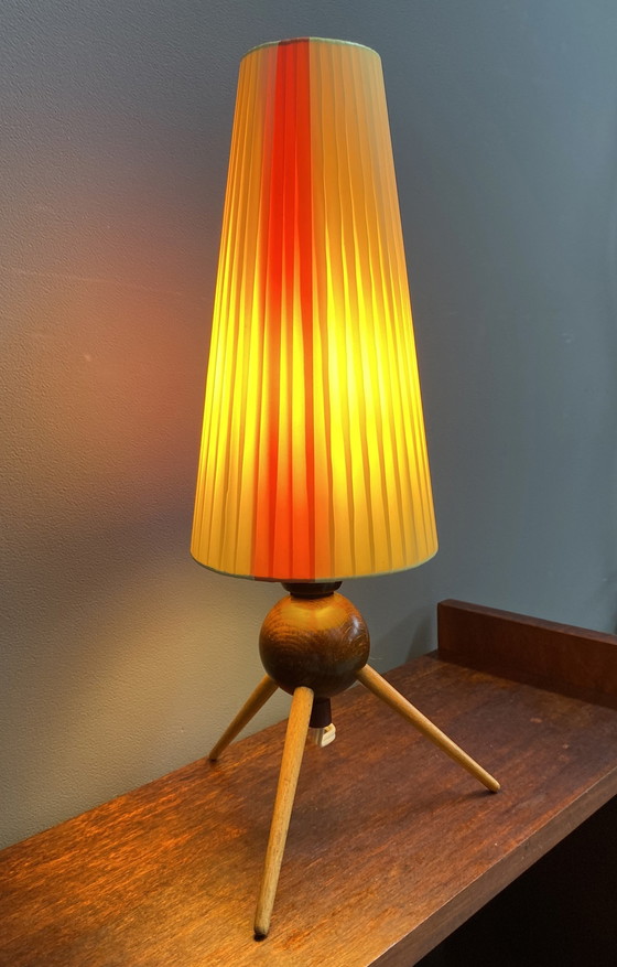 Image 1 of Lampe de table en ruban jaune et rouge, base tripode en bois 1950S