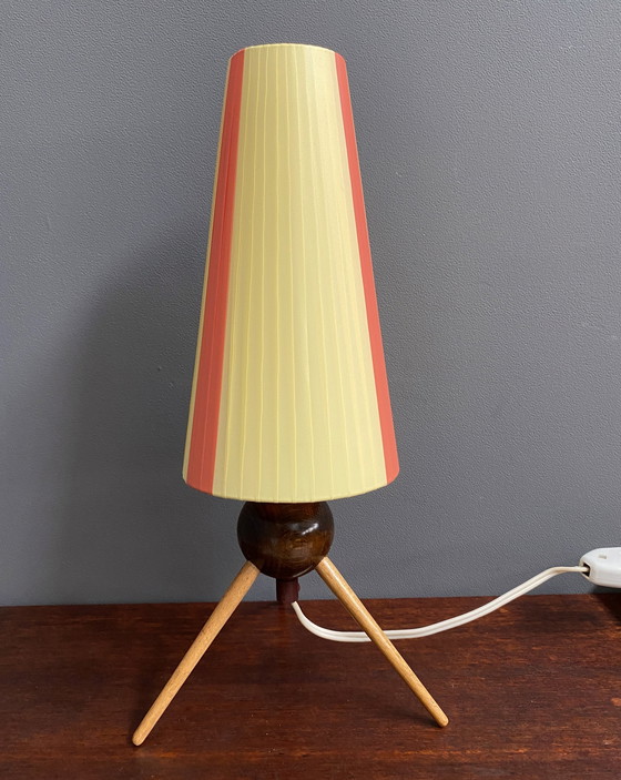 Image 1 of Lampe de table en ruban jaune et rouge, base tripode en bois 1950S