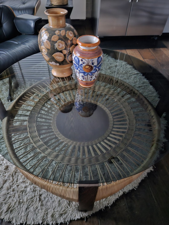 Image 1 of Table basse ronde...Diamètre 105 Cm...Hauteur 40 Cm...Verre Fumé.Gris...Pieds en bois...Osier Reed