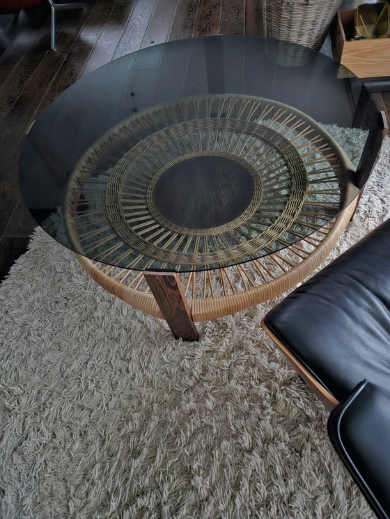 Image 1 of Table basse ronde...Diamètre 105 Cm...Hauteur 40 Cm...Verre Fumé.Gris...Pieds en bois...Osier Reed