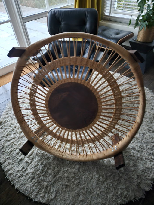 Table basse ronde...Diamètre 105 Cm...Hauteur 40 Cm...Verre Fumé.Gris...Pieds en bois...Osier Reed