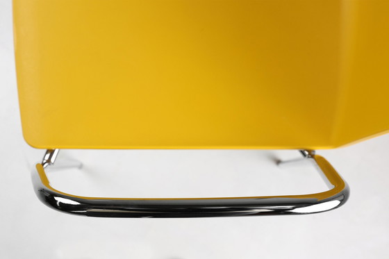 Image 1 of Chaise jaune du milieu du siècle avec structure en métal et assise en plastique, Belgique