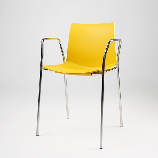 Chaise jaune du milieu du siècle avec structure en métal et assise en plastique, Belgique