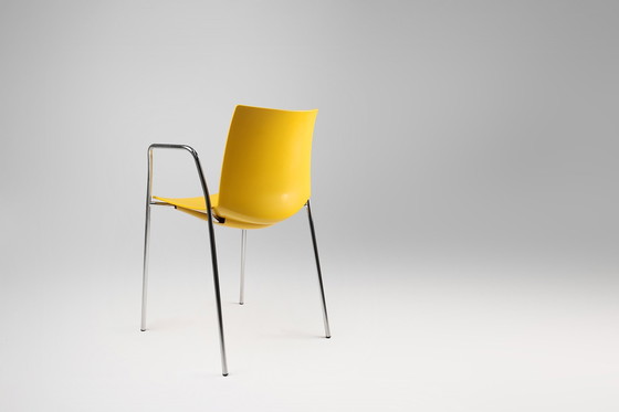 Image 1 of Chaise jaune du milieu du siècle avec structure en métal et assise en plastique, Belgique